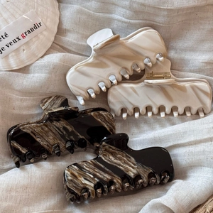 Set of four premium marble patterned acetate hair claws in beige and brown tones