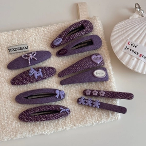 Set de 9 pinzas para el pelo lilas con lazos de lunares, ositos y dijes de corazones