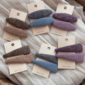 Set di fermagli per capelli in tweed chic con motivo pied de poule su cartoncino