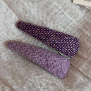 Vista dettagliata delle mollette per capelli rivestite in tessuto tweed viola e marrone