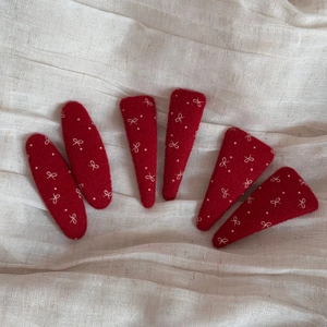 Set di 6 fermagli per capelli in feltro rosso con motivi a fiocco bianco ricamati