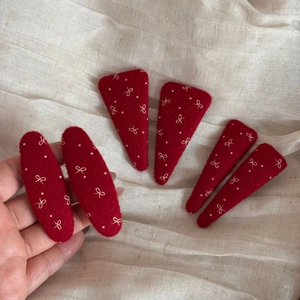 Set di 6 fermagli per capelli in feltro rosso con ricamo a fiocco bianco per donna
