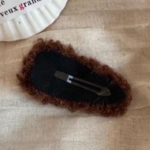 Detailansicht der braunen Plüsch-Herz-Haarklammer mit schwarzem Filz und Metallclip