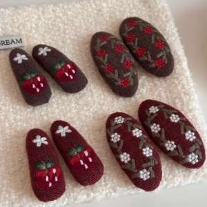 Vintage floral embroidery BB hair clips set with strawberry patterns and knitted fabric