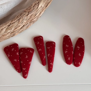 Set di 6 fermagli per capelli in feltro rosso con fiocchi ricamati e motivi a pois