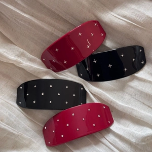Barrettes à cheveux strass étincelants en rouge et noir avec finition brillante