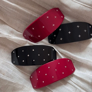 Lot de 4 barrettes à cheveux strassées en rouge bordeaux et noir sur tissu naturel