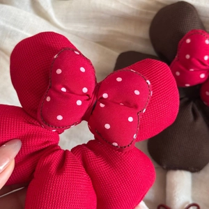 Détail de nœuds à cheveux à pois rouges et marrons avec texture en maille sur tissu