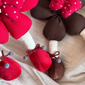 Détail de chouchous en tissu avec nœuds rouges à pois et motifs à carreaux