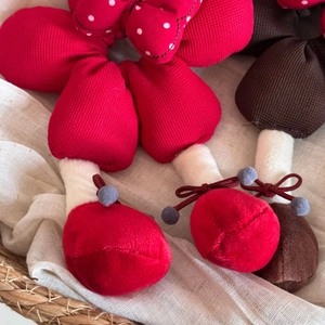 Détail des jambes et chaussures de poupée en peluche avec nœud dans un panier
