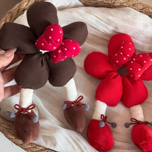 Chouchous fleurs avec jambes de poupée mignonnes et nœud rouge à pois blancs