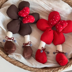 Chouchou peluche mignon avec nœud à pois et petits détails de chaussures suspendues