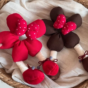Détail macro d'accessoires de cheveux en peluche avec nœud mignon et tissu en maille
