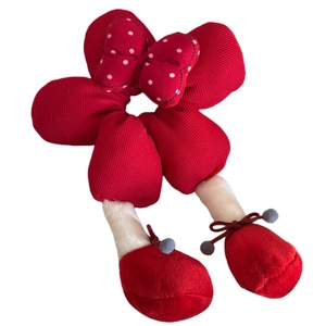 Chouchou en peluche rouge avec nœud à pois blancs et design de jambes créatif