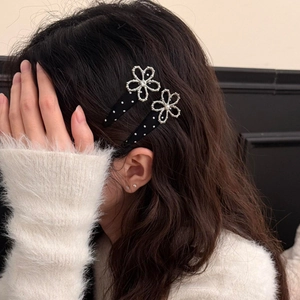 Detail von zwei Blumen-Haarspangen mit Punkten, Silberblumen und Perlen am Model