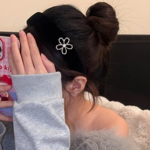 Eleganter Haarreif aus schwarzem Samt mit glitzernder Strassblume für Damen