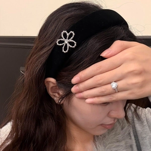 Eleganter Haarreif aus schwarzem Samt mit Blumen-Strasssteinen und silbernem Herzring am Model