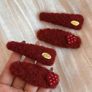 Handgefertigte Rote Plüsch Herz Haarspange Für Damen Gold Etikett Koreanischer Stil Elegante Winter Haarschmuck Alltag