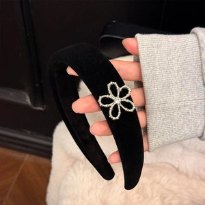 Eleganter Haarreif aus schwarzem Samt mit silberner Hohlblume und einem funkelnden Kristall