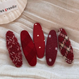 Five-piece red fabric BB hair clip set with heart patterns and textured knit finishes