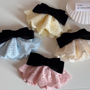 Dettaglio del fiocco in velluto con intricato ricamo in pizzo e stile vintage francese