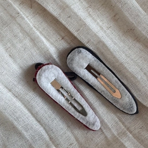 Detailed back view showing the metal BB clip structure with soft white felt lining