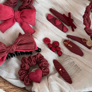 Elegante set di fermagli per capelli a fiocco rosso vino ed elastici con dettagli a cuore
