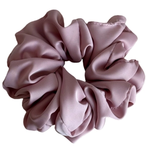 Chouchou élégant en satin rose poudré avec texture soie pour coiffure chic