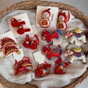 Accessori per Capelli con Ricamo Rosso in Stile Cinese Fatti a Mano Elastici e Fermagli per Capodanno Donne Ragazze Design Fortunato