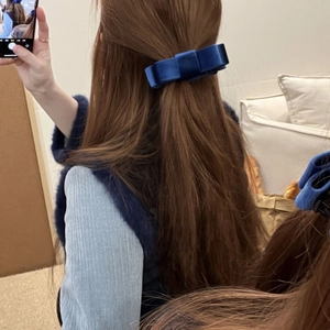 Elegant navy blue velvet layered bow hair clip for women styled in a natural ponytail