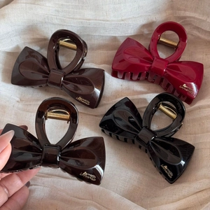 Lot de quatre pinces à cheveux élégantes en forme de ruban, couleurs rouge, marron et noir