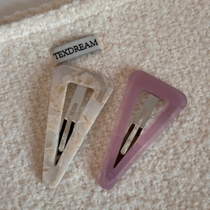 Detail von France Handmade Dreieck Haarklammern mit Marmortextur und lila Acetat