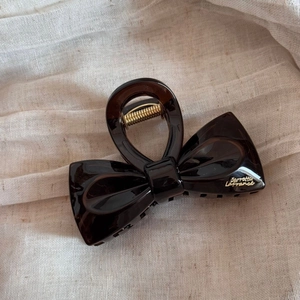 Détail de la pince à cheveux noire brillante avec logo doré Barrette La France gravé