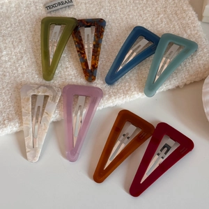 Set mit acht farbenfrohen dreieckigen Haarspangen mit klassischen Acetat-Texturen