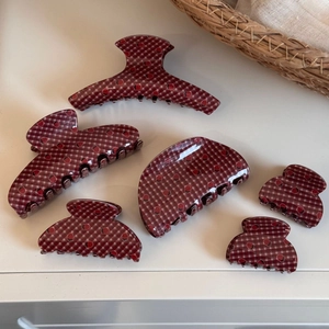 Red-brown plaid hair claws set with strawberry patterns in various shapes and sizes