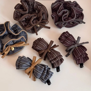 Fiocchi e elastici per capelli a righe vintage in marrone, blu e rosso su sfondo bianco