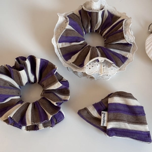 Set di elastici per capelli in maglia a righe con pizzo bianco ed etichetta Happiness