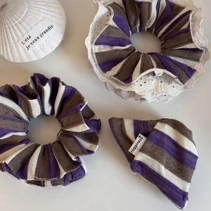 Set di elastici per capelli a righe viola e marroni con pizzo ed etichetta Happiness