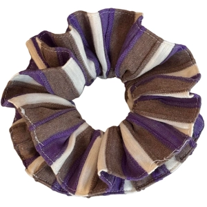 Scrunchie minimalista a righe marroni, bianche e viola in tessuto a maglia