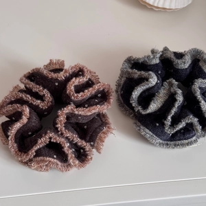 Scrunchies in maglia a pois marroni e blu navy con eleganti bordi a conchiglia