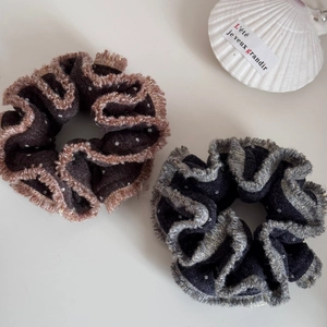 Elastici per capelli a pois in marrone e blu navy con bordo dorato su sfondo bianco
