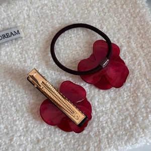 Set di elastico e fermaglio per capelli in acetato con fiori rossi marmorizzati