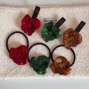 Dettaglio del set di accessori per capelli floreali con petali in resina e incisione