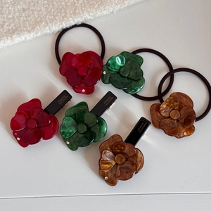 Set di accessori per capelli in acetato con fiori di camelia e strass brillanti