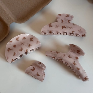Ensemble de quatre pinces à cheveux à motif papillon et texture marbrée rose en plusieurs tailles