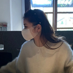 Nahaufnahme von Sternohrringen und Haarspangen an einem Model für süßen Korea-Stil