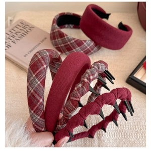Dettaglio di cerchietti vintage bordeaux con texture in maglia e denti antiscivolo