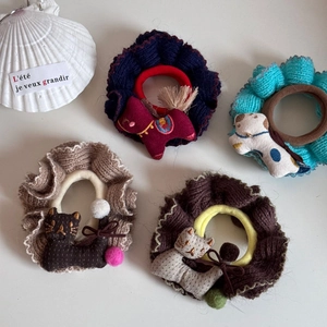 Set aus vier handgefertigten Haargummis mit Tiermotiven, Stricktextur und weichem Stoff