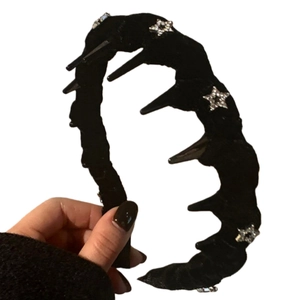 Punk Haarband aus schwarzem Samt mit metallischen Kegelstacheln und funkelnden Sternen
