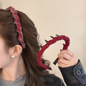 Eleganti cerchietti in tessuto scozzese rosso e bordeaux con denti per il volume